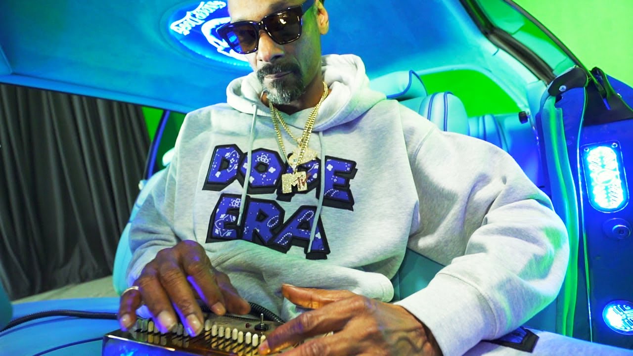 Snoop Dogg Gang Signs